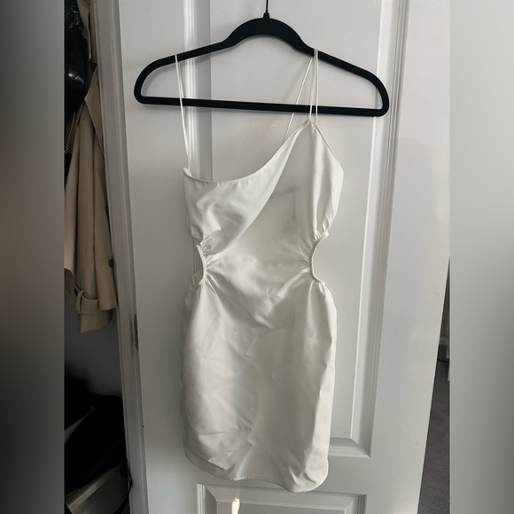 ZARA CUT OUT DRESS 
WHITE 
XS 
TAGS ON - Picture 2 of 6